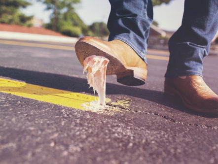 Erica maakt kauwgumkunstwerkjes in Rotterdam