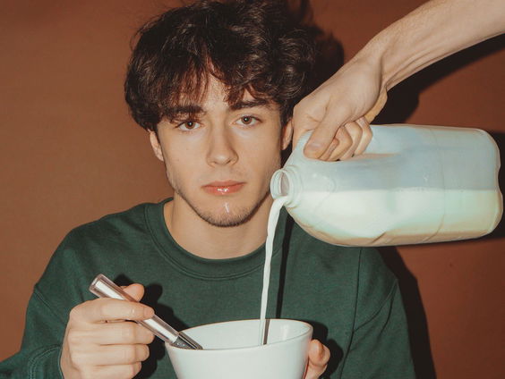 Alfie Templeman heeft duizend liedjes klaar liggen om je een blij gevoel te geven