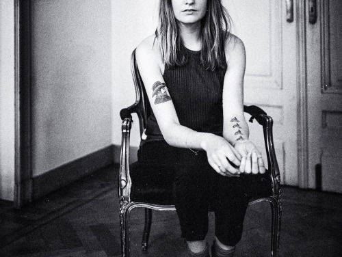 Roosbeef vertaalt wereldnieuws naar muziek in haar nieuwe single