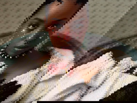 IKRAAAN bevecht de negatieve stemmen in Reflectie met zelfliefde