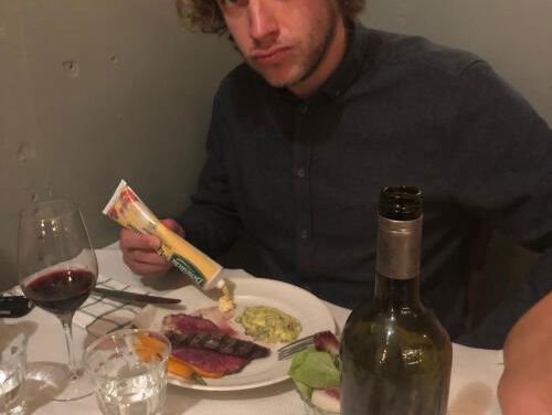 Mark smokkelt tegenwoordig zijn eigen mayonaise mee het restaurant in