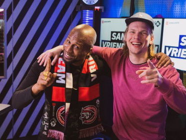 Trambestuurder Giovanni Eenig doet zijn tram rap live in de show!