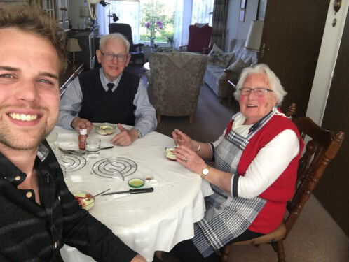 Wijnand met met zijn oma om te checken of ze het nog vol kan houden in de hitte