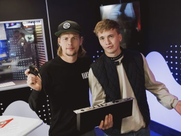 Het Vriendenteam heeft een reünie met vriend van de show Snelle!