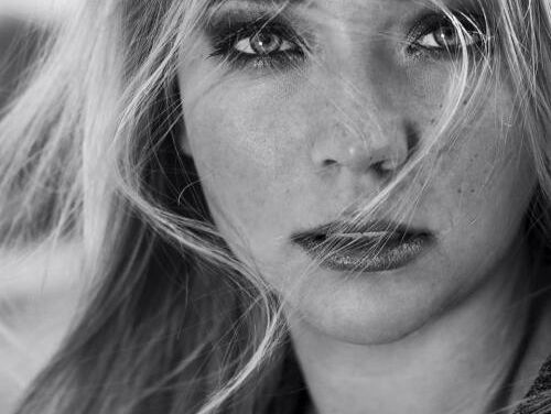 Ashley Zaat wil gewoon blijven als walk-on-girl bij dartwedstrijden