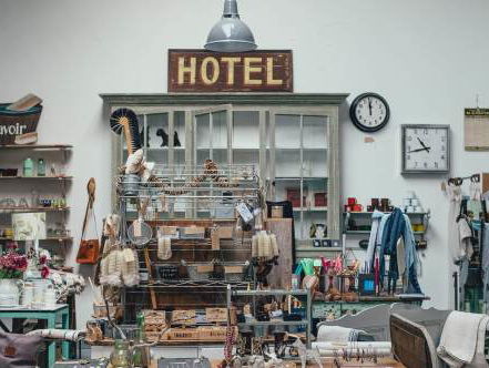 Hermien is een tikkie enthousiast over de kringloopwinkel waar ze werkt