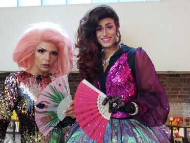 Dragqueens Fantasy en Poppy flaneren op Roze Maandag over de Tilburgse Kermis