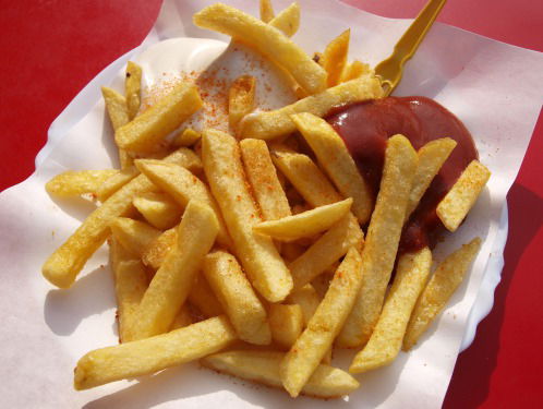 Mark heeft speciaal een krant gekocht voor de friettest