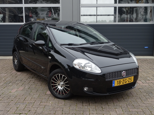 Knipperlichtliedje: Zwarte Fiat Punto