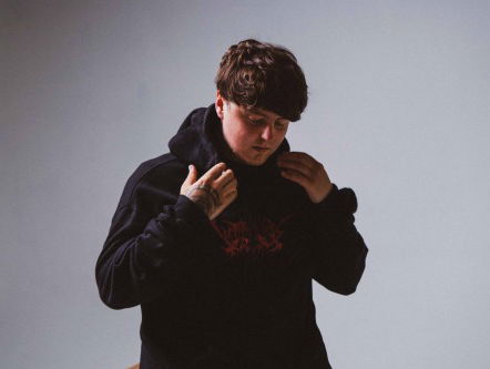 "Deze opkomende artiest heeft dezelfde manager als Lewis Capaldi!"