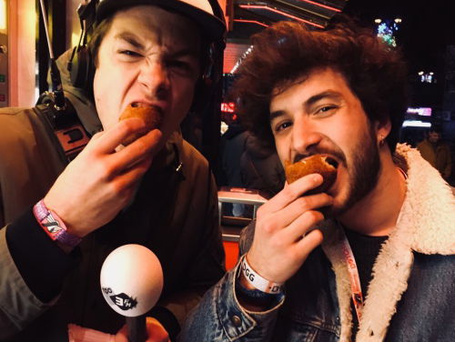 Joram eet met een Belg zijn eerste eierbal