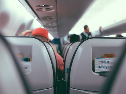 Kan je de nooduitgang van een vliegtuig in de lucht openen?