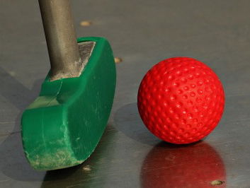 Mark en Rámon starten hun eigen naakt midgetgolfbaan op Bonaire