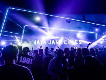 Je Weet Nooit Wat Je Krijgt Request: Tom Trago-fan Ilan wil metéén kaartjes kopen voor Maya Jane Coles!