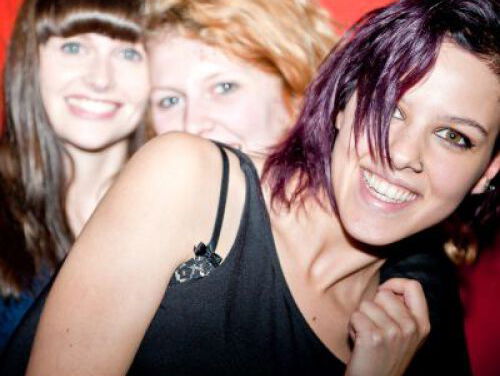 LAKSHMI ontbijt met crackers met appelstroop en brandnetelthee