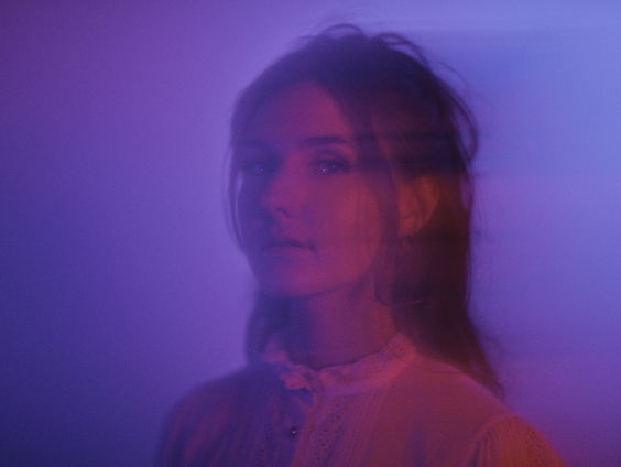 In the dark van Anna Sylvia gaat over de zwarte kat die je aanstaart naar je eigen schaduwzijde