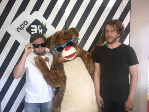 Nu dan eindelijk: Wie zit er in het pak van de insmeerbeer?!