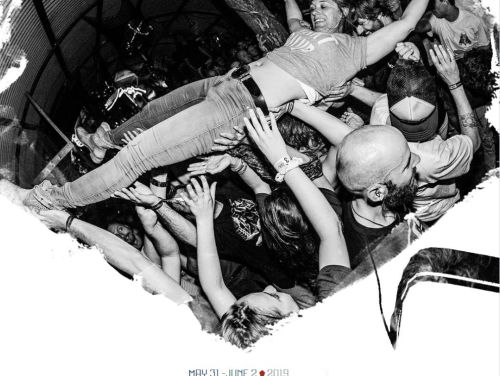 Wie crowdsurfde er nu op de BKS poster?