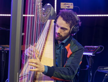 Remy van Kesteren neemt robotleger mee in de 3FM Livebox