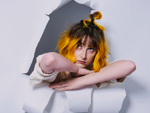 Lieke wil iedereen vrolijk maken met YouTube-sensatie Tessa Violet!