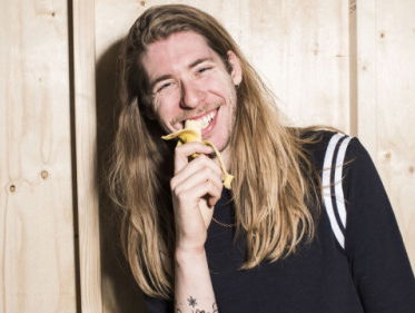 Deze man spoort vluchtelingen op in de duinen