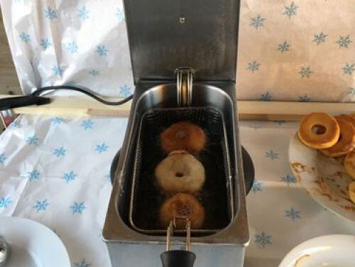 Olliebollenshow: Alvar staat op het punt hele bijzondere oliebollen te bakken!