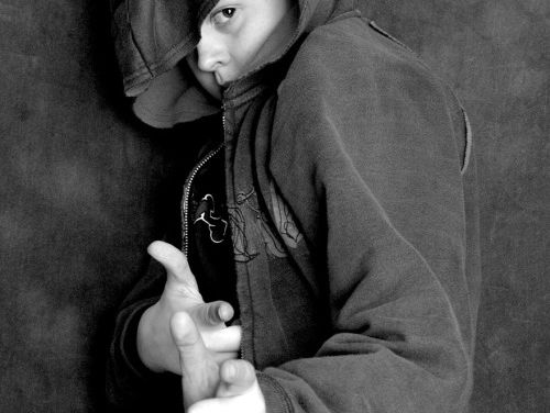 Mark en Rámon spelen doen durf of de waarheid met hangjeugd