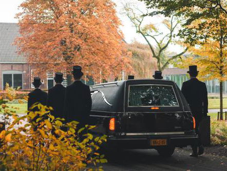 'Vijf Vragen Aan' kistdrager Sander "Verkeerd dorp en verkeerde Kerk, ik heb het weleens meegemaakt"