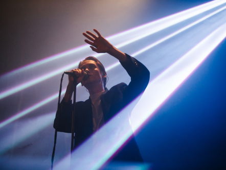 Thomas Azier aan de telefoon over zijn nieuwe single Hymn