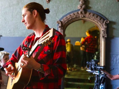 Dit is waarom Sharon zo lang moest wachten op de nieuwe Hozier