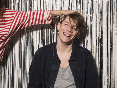 Bokoesam plaste in bed bij een meisje