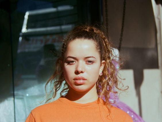 Nilüfer Yanya voelt zich steeds meer gehoord en laat zich van haar sterkste kant zien op 'Feeling Lucky'