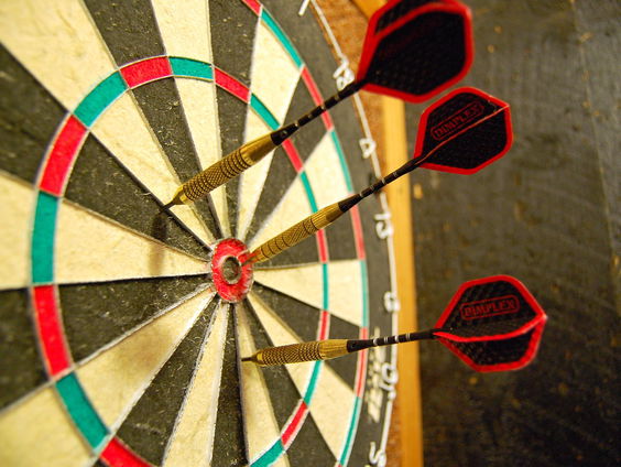 Barney en van Gerwen nemen het weer tegen elkaar op tijdens een drive-in dartgala