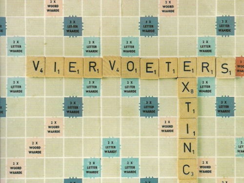 De gedateerde referentie zit in 'Viervoeters' van Extince