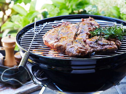 Medewerker van de Dag Jop is BBQ's aan het bezorgen