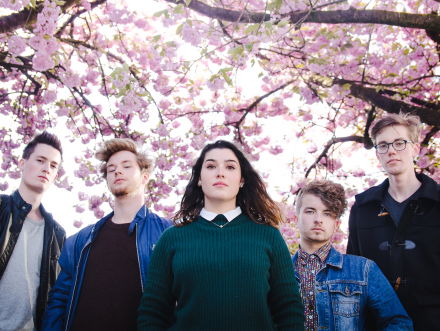 Menno komt even langs om Popronde act Katie Koss te tippen