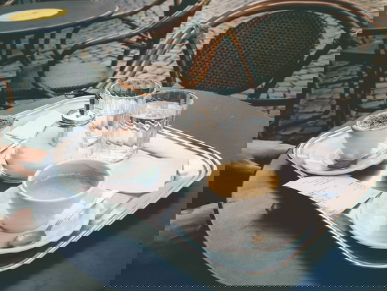 Andy zit al vanaf 6:00(!) op het terras