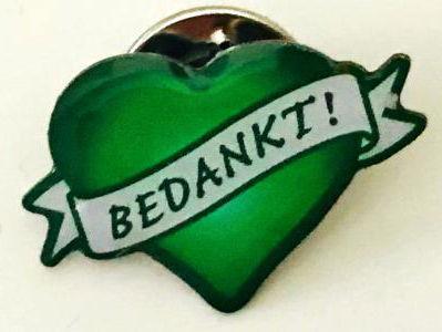 Lenie (71) geeft een groen hartje aan haar zus Hannie (72)