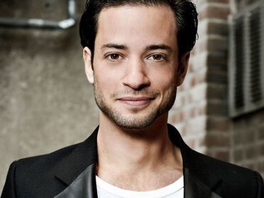 "Pamela Anderson" over Marks piepende sneakers