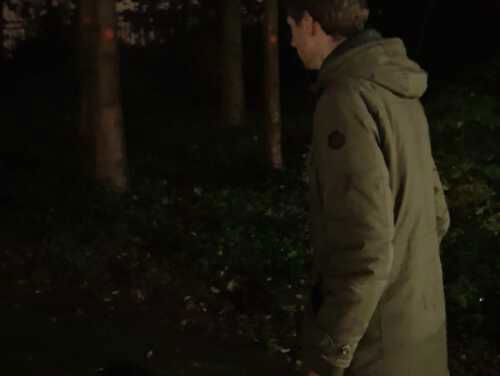 Joost rent midden in de nacht door het bos (3)