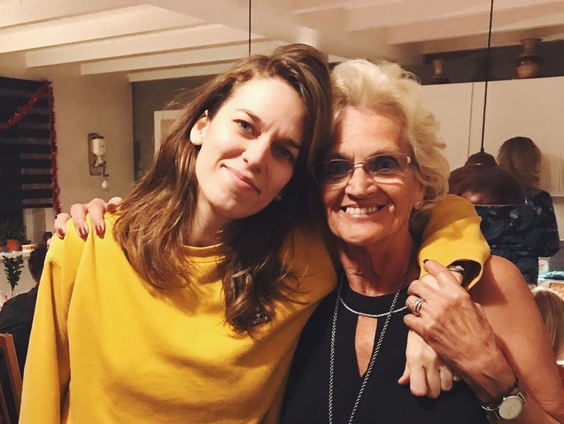 Oma Neeltje in thuisquarantaine: 'Ik heb een fles Sex on the Beach kado gekregen!'