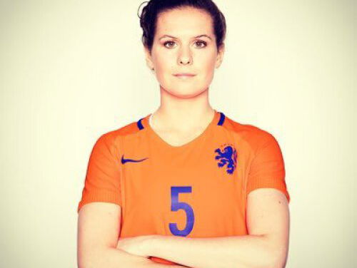 Merel van Dongen neemt het vrouwenvoetbal onder de loep