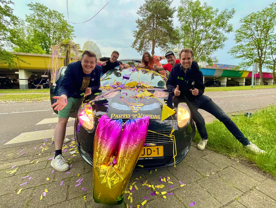 Dylan rijdt in style het festivalseizoen in met zijn Partij voor de Vrijdag wagen