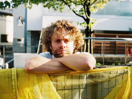 Benny Sings werd uitgedaagd tijdens het maken van zijn nieuwe album City Pop