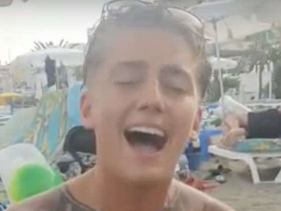 Viraal gaan door in je zwembroek een moppie te zingen