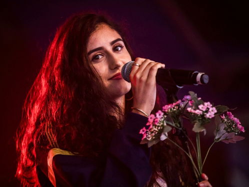 Naaz vertelt waar haar nieuwe single 'Loving Love' over gaat