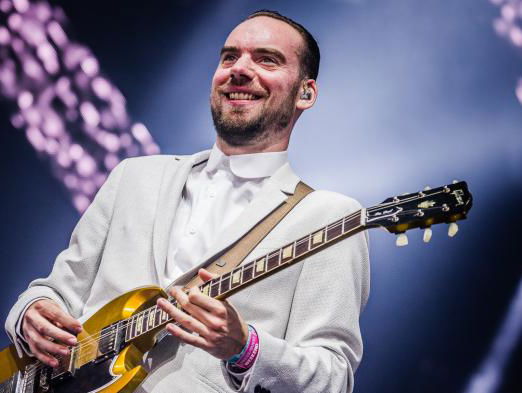 Voetjes van de huiswerkvloer, want 11-jarige Teun speelt live op zijn gitaar mee met De Staat