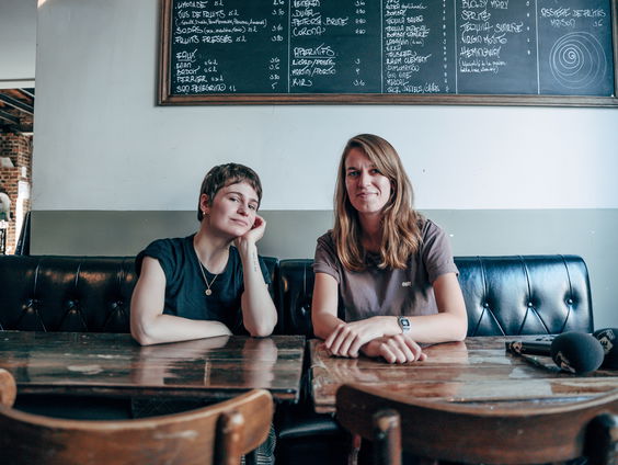 'Er wordt een nek gelikt': gloednieuwe muziek & video van Christine & The Queens!