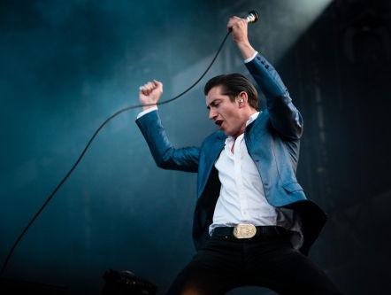Mickolay neemt zijn zusje mee naar Arctic Monkeys als morele steun