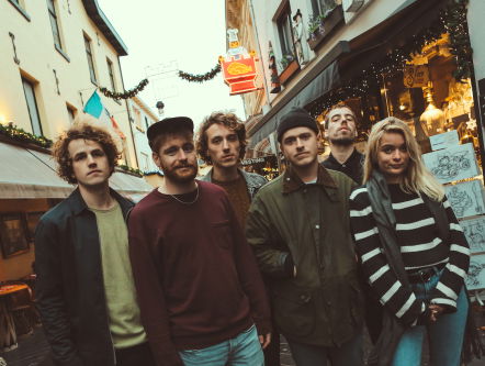 Confession Booth: Menno van Waltzburg kotst in een schoenendoos in de trein!